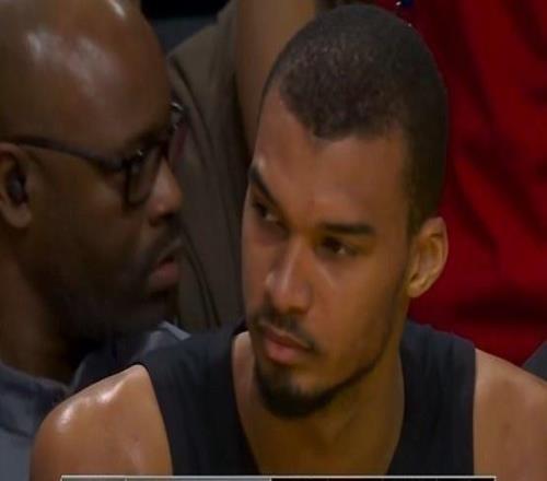 打疯了！文班亚马8分钟9中8狂轰25分创生涯纪录+队史纪录