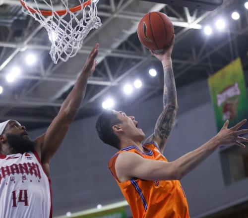 16中11助上海卫冕！35岁老将狂轰24分，但对中国男篮却不是好消息