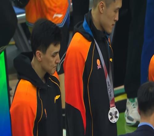 杯赛颁奖！山西全队情绪不高，洛夫顿获MVP，卢伟王哲林举奖杯！