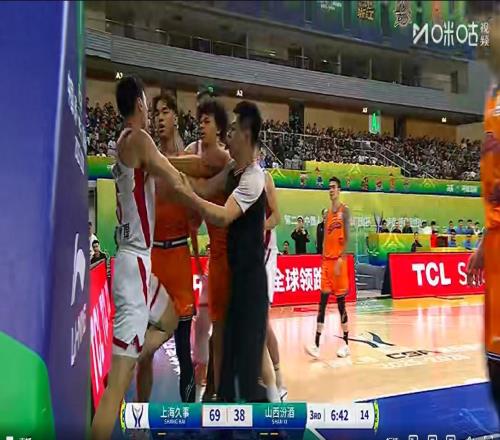 罕见！山西6人被罚下场，专家：比赛没啥意思，但是冲突挺有意思