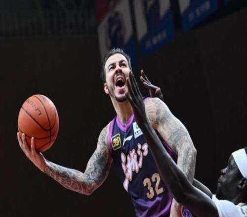 CBA最滑稽一幕诞生！广东克星入选全明星后被裁：这下篮协该懵了