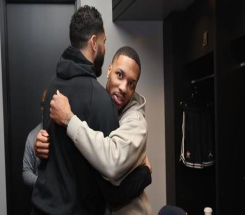 利拉德：我一直和塔图姆交流他唯一关心的是做回自己