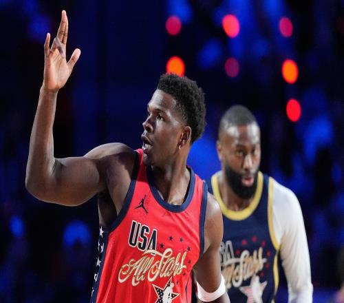 合计32分9板3助，爱德华兹当选全明星MVP