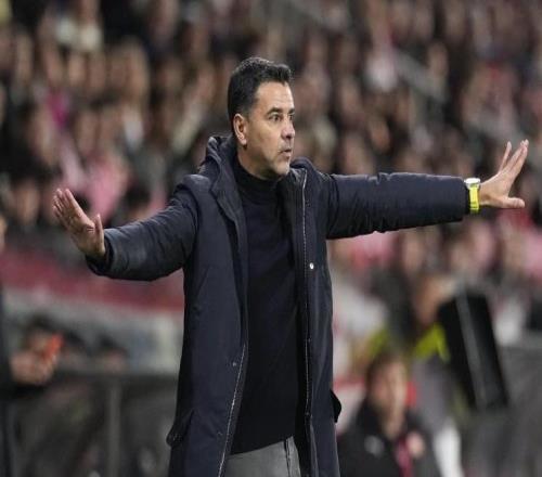 米歇尔：埃切韦里是用脚内侧冲着球去的，他没用鞋钉去踩孔德