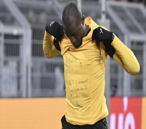 悼念亲属，吉拉西的内衬上写着“愿他在广阔的天堂里欢迎你”