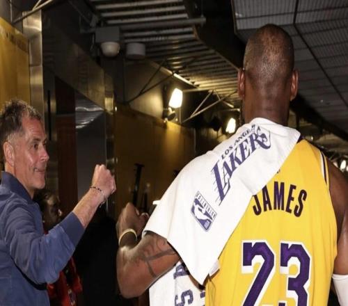 记者：如果詹姆斯想再打一个赛季，湖人队会非常欢迎他回归