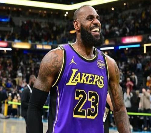 态度转变湖人管理层公开喊话：希望詹姆斯继续留在湖人！