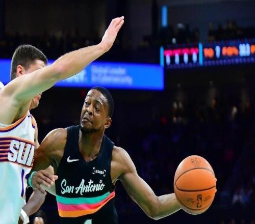 布克伤退狄龙禁赛！马刺大胜太阳豪取7连胜文班17+11+5帽