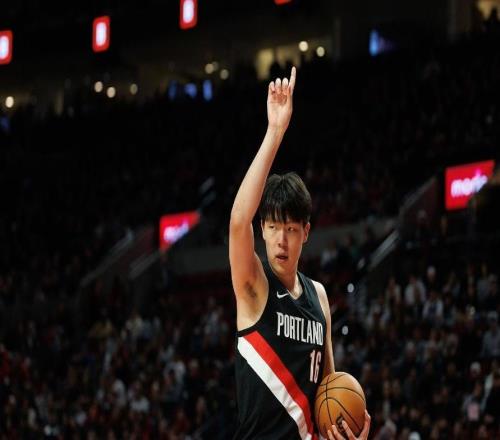 杨瀚森越打越垮了！给足机会4中1，罚球6中2，这怎么敢给地位