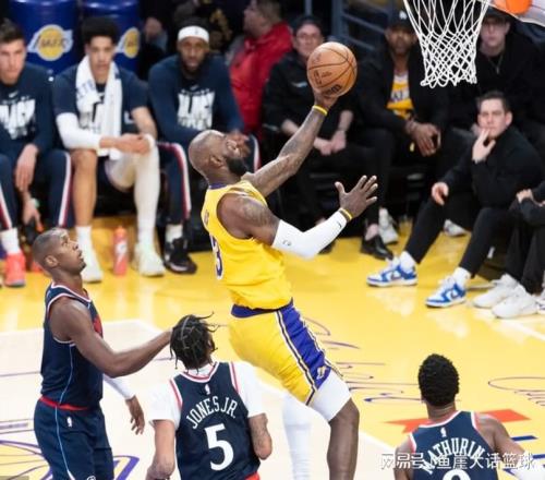 湖人125122快船！老詹谈小卡把话挑明，东契奇该夸，湖人被看衰