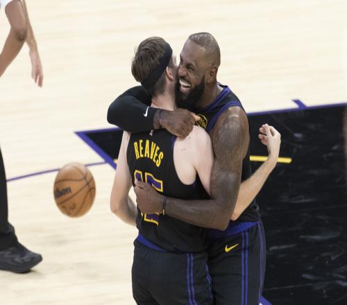 里夫斯：我是科比粉丝！但很荣幸跟詹姆斯当队友！