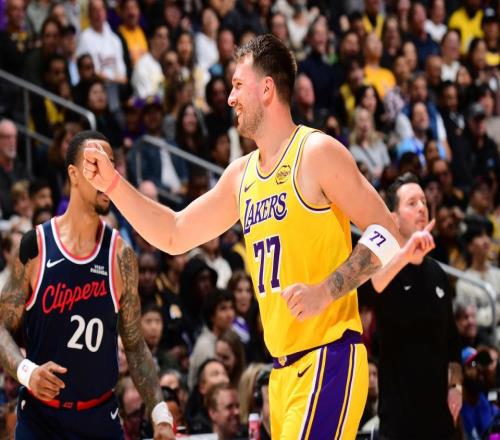 保250不败铁律，湖人获4大喜讯！詹姆斯转型破纪录+2换1捡漏神射