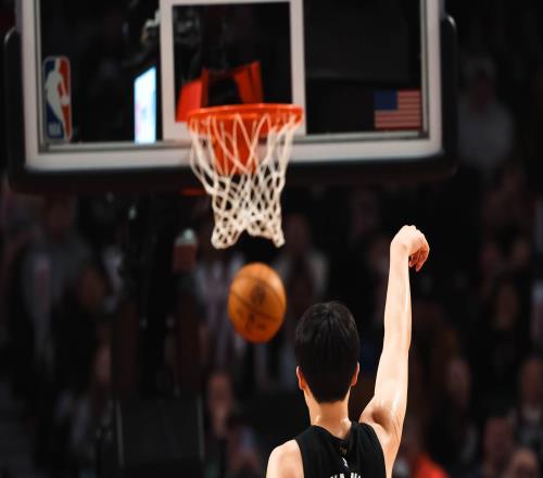 杨瀚森：在新秀赛和克林根对位像队内训练一样，我俩会较劲