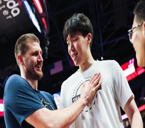 杨瀚森：我不是真亲约基奇是在表达尊重他今天也两罚不中呢