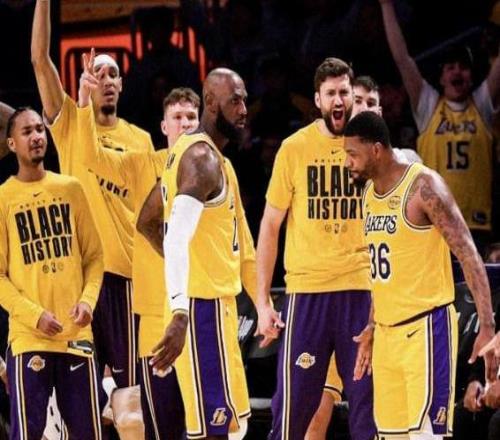 Woc！湖人捡到宝了，变阵就赢球，东契奇狂赞