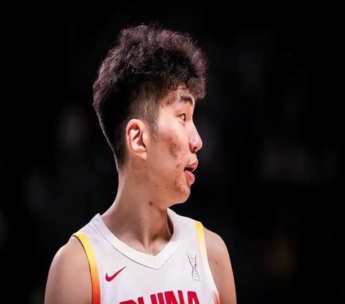 3万里驰援！余嘉豪从非洲转机5次会合男篮对日本归化中锋全靠他