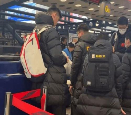 不理解！有伤+低迷1年，郭士强为什么非要带胡明轩去日本