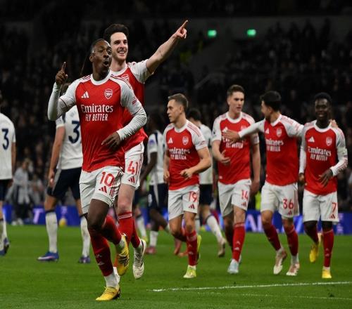 41！哲凯自我证明，埃泽梅开二度，阿森纳双杀热刺，领先曼城5分