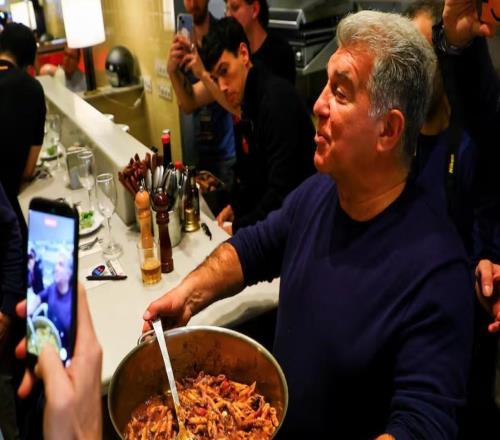 阿斯：巴萨主席竞选开启签名收集，拉波尔塔场外煮通心粉拉票