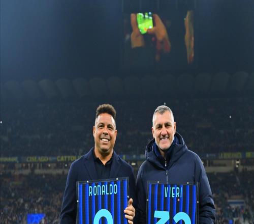 罗纳尔多和维埃里亲临圣西罗，并获赠国米纪念球衣