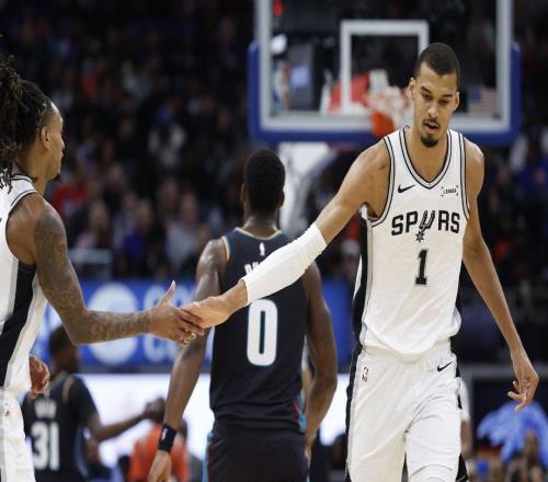 统治力，马刺队文班亚马打活塞的表现，比肩大卫罗宾逊和邓肯