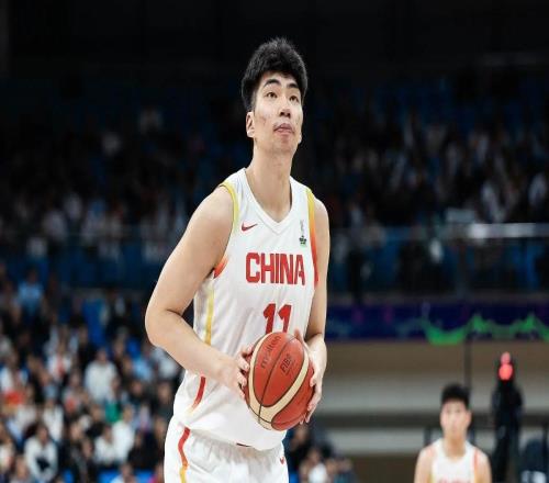 中国男篮VS日本，CCTV5明晚直播！余嘉豪从西班牙飞北京再到琉球