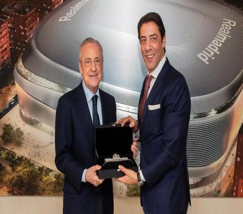 欧冠开赛前，老佛爷与本菲卡主席鲁伊科斯塔交换礼物