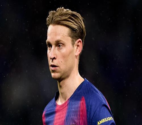 每体：德容训练中拉伤预计缺阵34周，巴萨在等检查结果