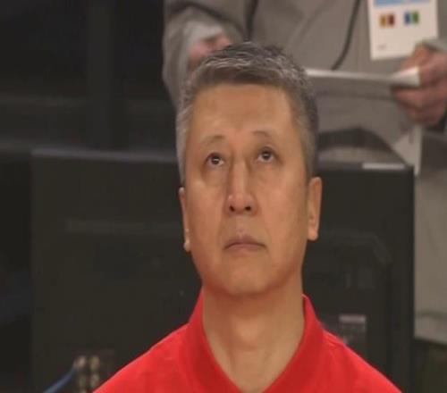 赵睿8分+4犯，贺希宁4分，廖三宁8分！中国男篮半场落后日本14分