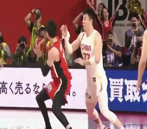 扎心！张镇麟8分钟3中0遭渡边雄太“军训”一度投出三不沾引热议