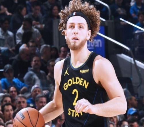 勇士21分大胜！波杰19+8格林很开心，小皮蓬8+4，勇士8人得分上双