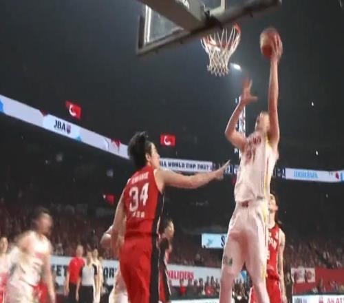 世预赛半场：中国男篮33：47落后日本，赵睿、廖三宁各8分