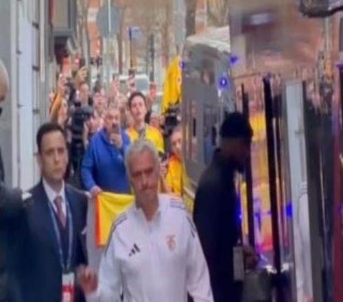 为避伯纳乌飞象，穆里尼奥隐身大巴，拒绝温情重逢