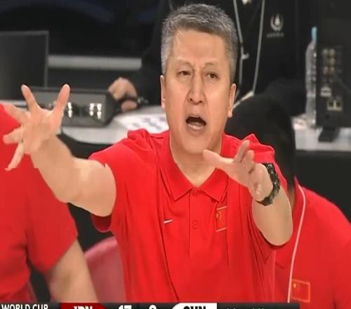 崩了！中国男篮落后日本14分，赵睿8+2，廖三宁8分，郭士强危险了