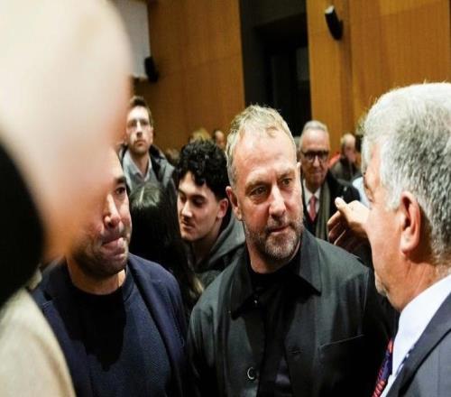 世体：弗里克与多名球员已为拉波的预参选资格完成担保签名