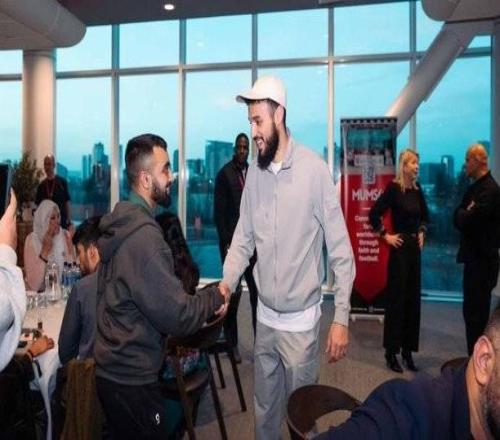 曼联在老特拉福德举办球迷开斋晚宴，马兹拉维出席