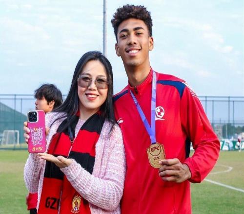 零元购已有3家中超球队向恒大足校花钱买人，球迷：就剩海港了