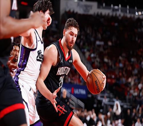 先发控卫又一次缺席比赛，结果火箭内线支柱又一次打出了三双数据