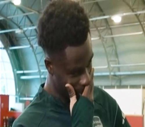 眼含热泪，萨卡与阿森纳续约后看到父母鼓励的信一时哽咽