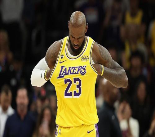 进攻欲望不强，詹姆斯全场16投7中得到15分6板5助，正负值+5