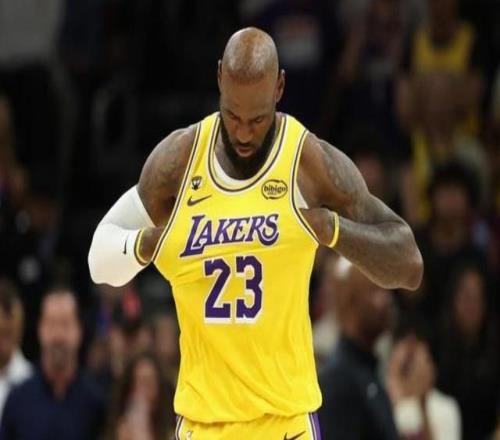 裁判倾尽全力难阻湖人三连败，东契奇狂砍41分带不动41岁的詹姆斯