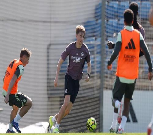 皇马官方：球队今日进行备战合练，赫伊森参与了部分内容