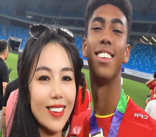 张洪福母亲感谢恒大足校：树高千尺不忘根，人行千里莫忘本