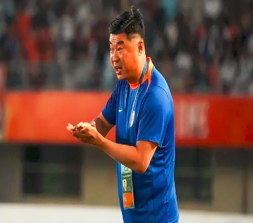 取消20年传统后惨败！助教离队韩鹏遭质疑，泰山队将为保级而战