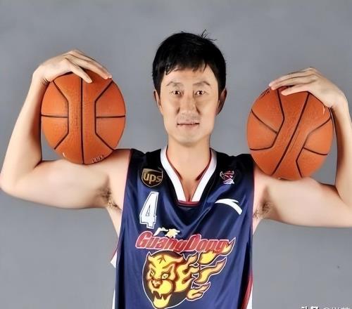 他是广东宏远主教练，身兼重任财富自由，感谢3个姐姐供他打球