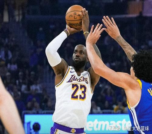 大胜！老詹22+9创两纪录，格林8中3全队最低，东契奇26+8及时爆发