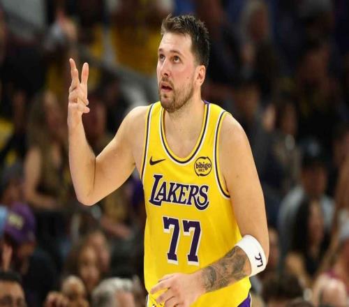 厉害了，生日Buff，东契奇生日当天延续得分纪录，湖人对阵勇士