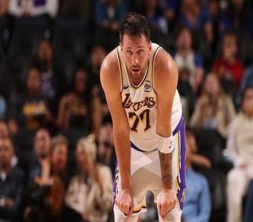 27岁生日夜！东契奇“抱怨”队友：我还没有收到任何礼物！