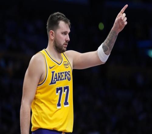 格林怒批媒体双重标准：当初骂尼克是白痴，如今却重复他的话