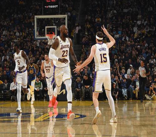 湖人大胜勇士获3喜讯！老詹22+7+9成历史首人东契奇生日夜破纪录